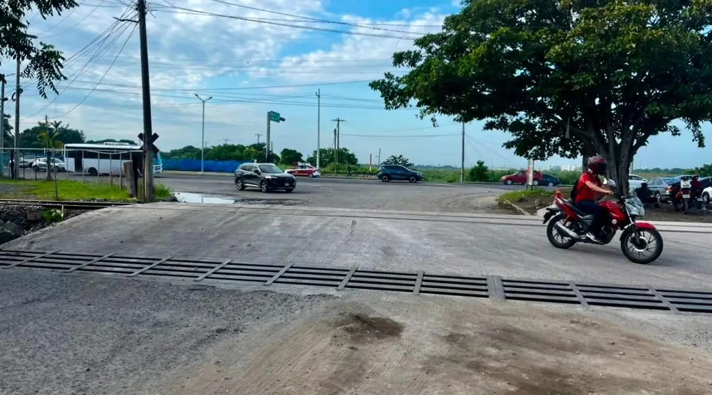 Imagen Así quedó la obra en las vías en el acceso a la central de abastos de Veracruz 