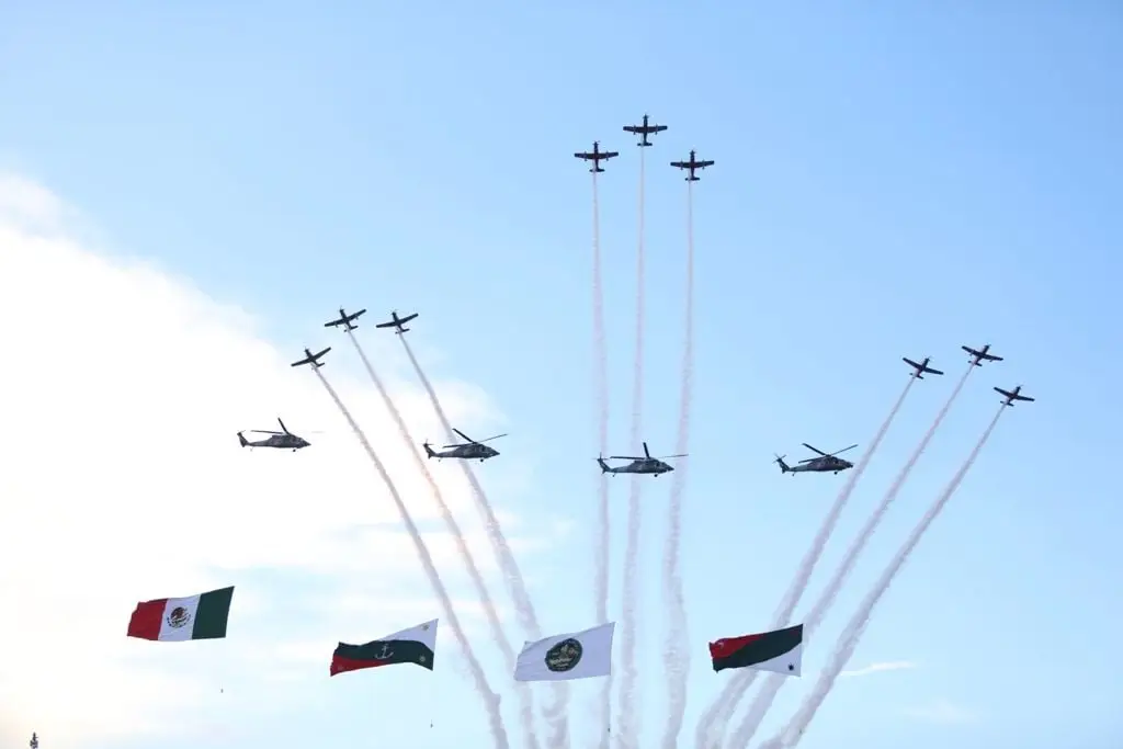 Imagen Así continúan ensayos en Veracruz aeronaves y barcos para desfile de la Armada de México (+ video)