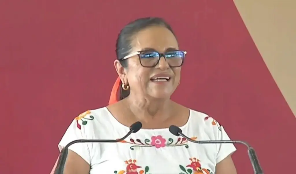 Imagen Alcaldesa regaña a Rocío Nahle y a funcionario en pleno evento en Minatitlán