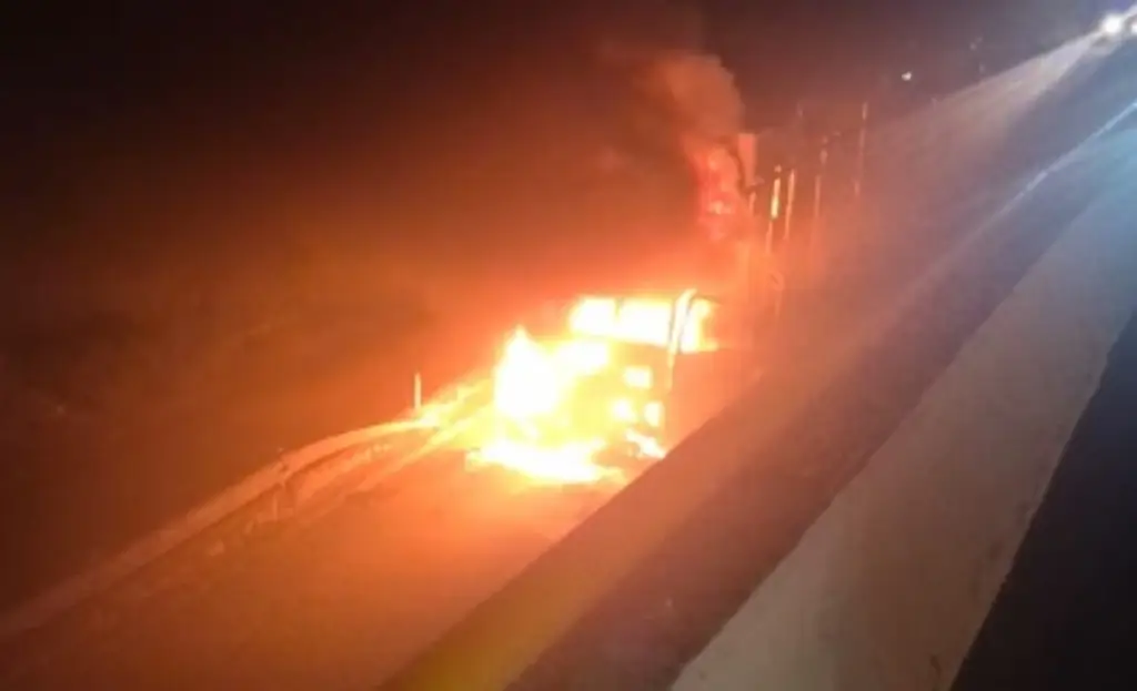 Imagen Tráiler arde en llamas en Veracruz 
