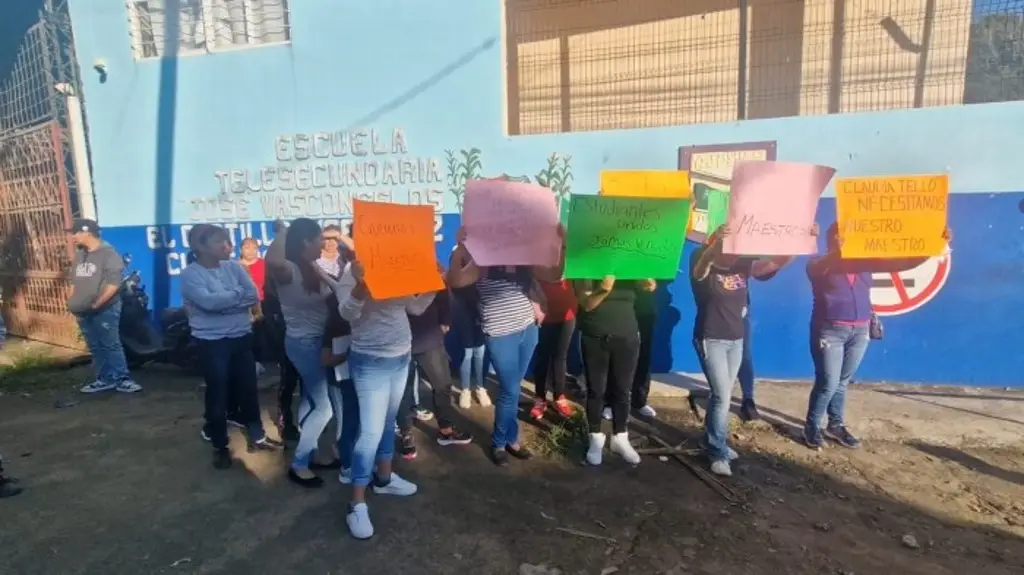 Imagen Padres de familia de telesecundaria bloquean la Xalapa-Alto Lucero, esto piden 