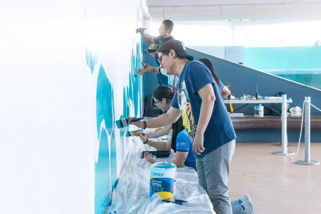 Imagen Locutor de FUSIÓN 90.1 FM pinta mural en el Aquarium de Veracruz (+fotos)