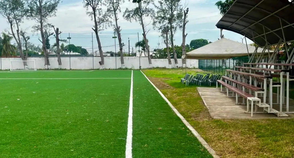 Imagen Juan Manuel Unánue inaugura cancha de fútbol en escuela de Boca del Río
