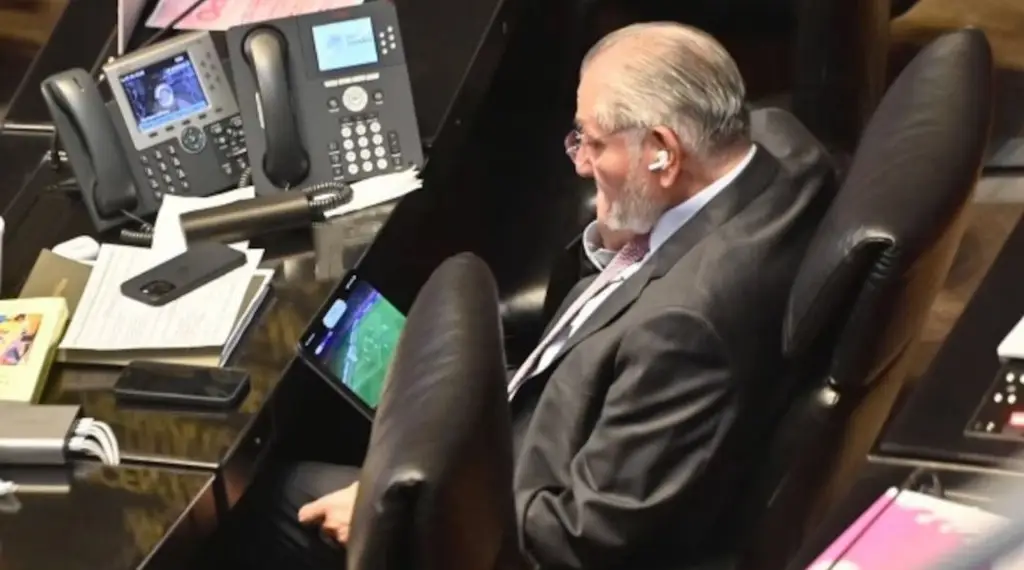 Imagen Captan a Adán Augusto viendo el partido del Barcelona durante comparecencia del Secretario de Hacienda