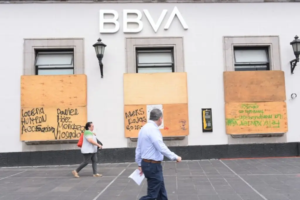 Imagen Bancos y comercios del centro de Xalapa se blindan por marcha del 2 de octubre