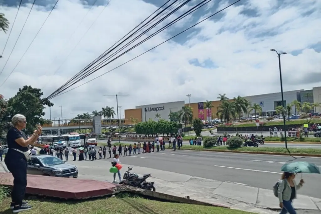 Imagen Padres de Zongolica bloquean carretera Veracruz-Xalapa; exigen maestros bilingües