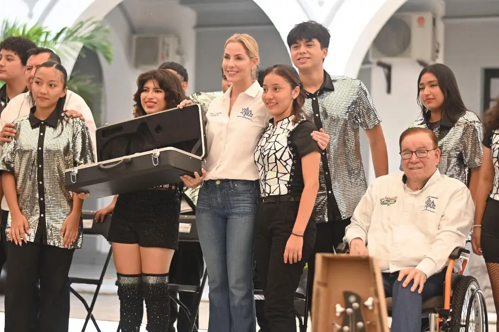 Imagen Entregan instrumentos musicales a ganadores del programa Orquestando Cumbia en Veracruz