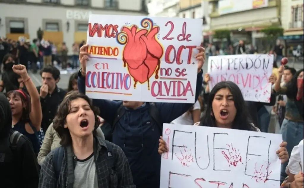 Imagen Así marcharon jóvenes estudiantes en Xalapa para conmemorar matanza de Tlatelolco