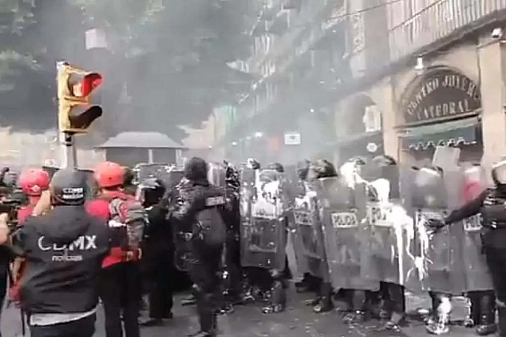 Imagen Encapuchados se enfrentan a policías y vandalizan negocios en marcha del 2 de octubre en CDMX