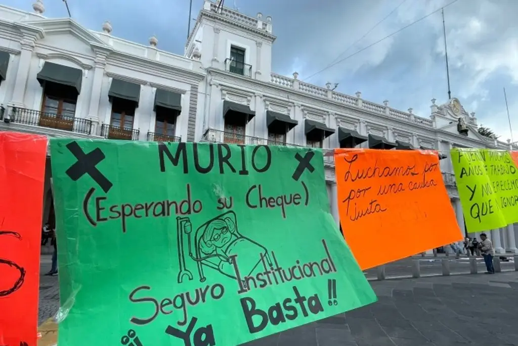 Imagen Jubilados bloquean centro de Xalapa; 'fuimos la burla del exgobernador', acusan 
