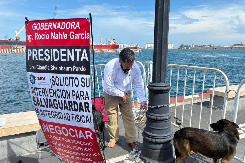 Imagen Maestro, militante de Morena, se encadena e inicia huelga de hambre en el malecón de Veracruz 