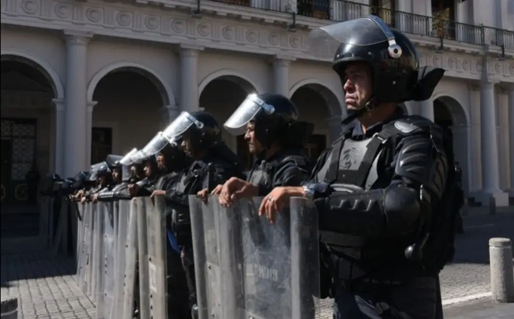 Imagen Antimotines desalojan a jubilados que bloqueaban el centro en Xalapa