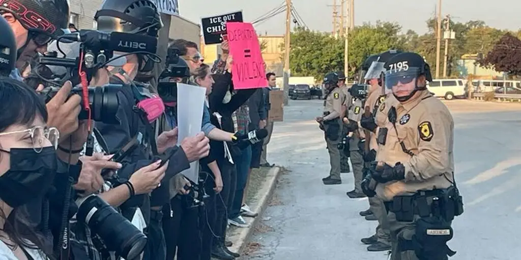Imagen Se intensifican protestas antinmigrantes en Chicago; acude la secretaria Noem (+Video)