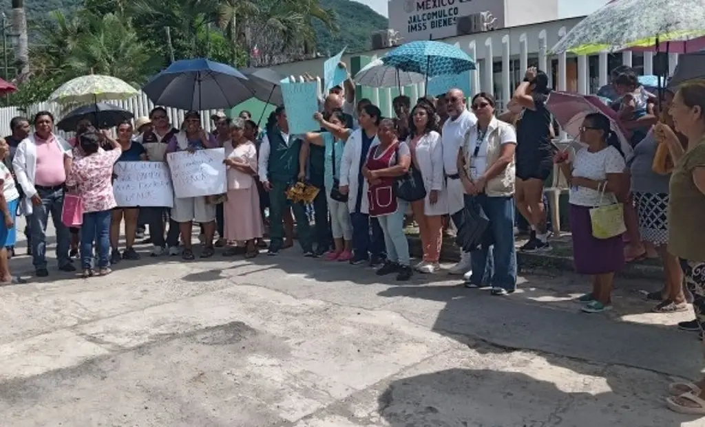 Imagen Ciudadanos protestan afuera de hospital de Jalcomulco, Veracruz; a esto se oponen