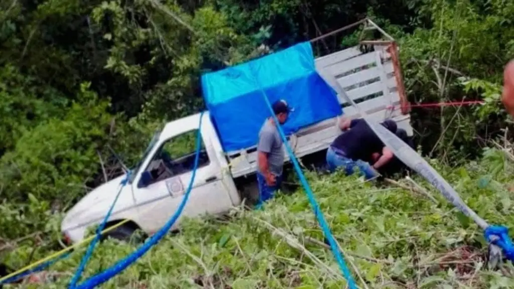 Imagen Así quedó camioneta al caer al fondo de un barranco en carretera de Veracruz 