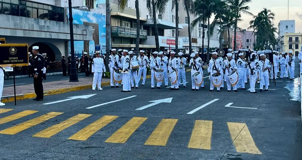 Imagen Desde temprano ya están listos para el desfile por el Día de la Armada en Veracruz 
