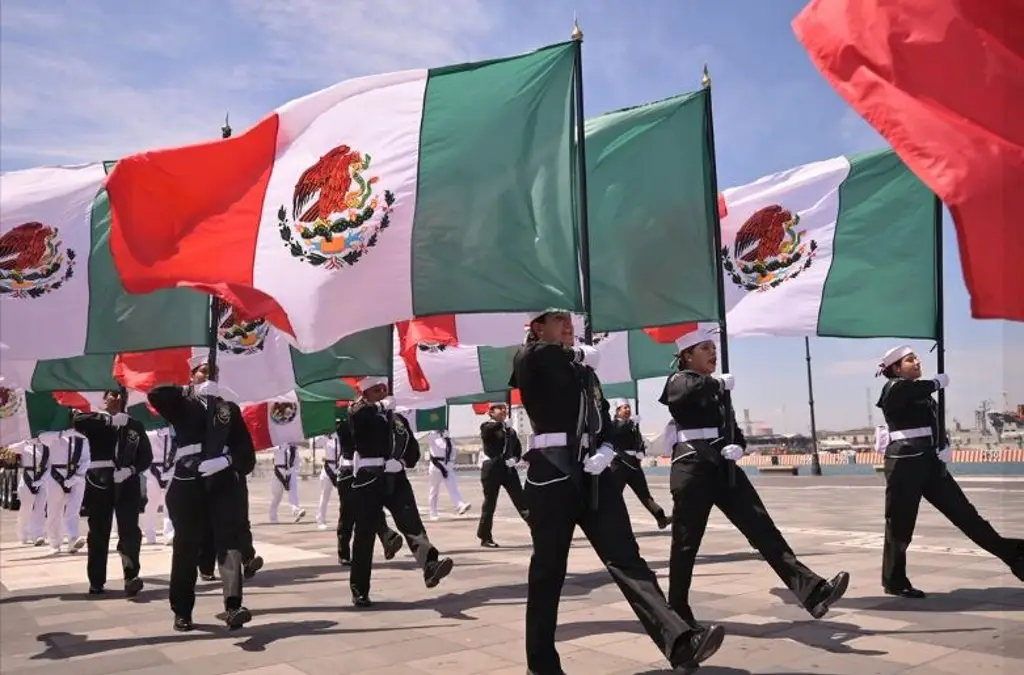Imagen Aviones, helicópteros, lanchas y un espectáculo multicolores en desfile por Día de la Armada