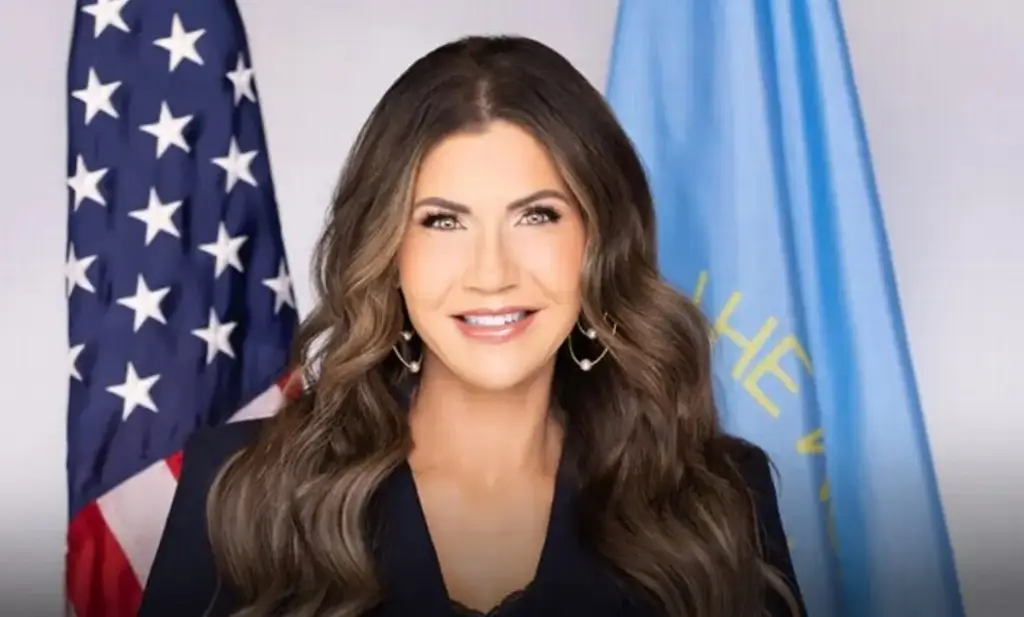 Imagen ¿Habrá redadas? Kristi Noem explota por anuncio de Bad Bunny en medio tiempo del Súper Bowl