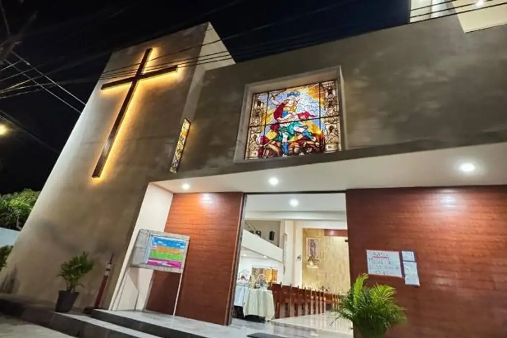Imagen Vandalizan capilla en Veracruz; rompen vitral de San Miguel Arcángel 