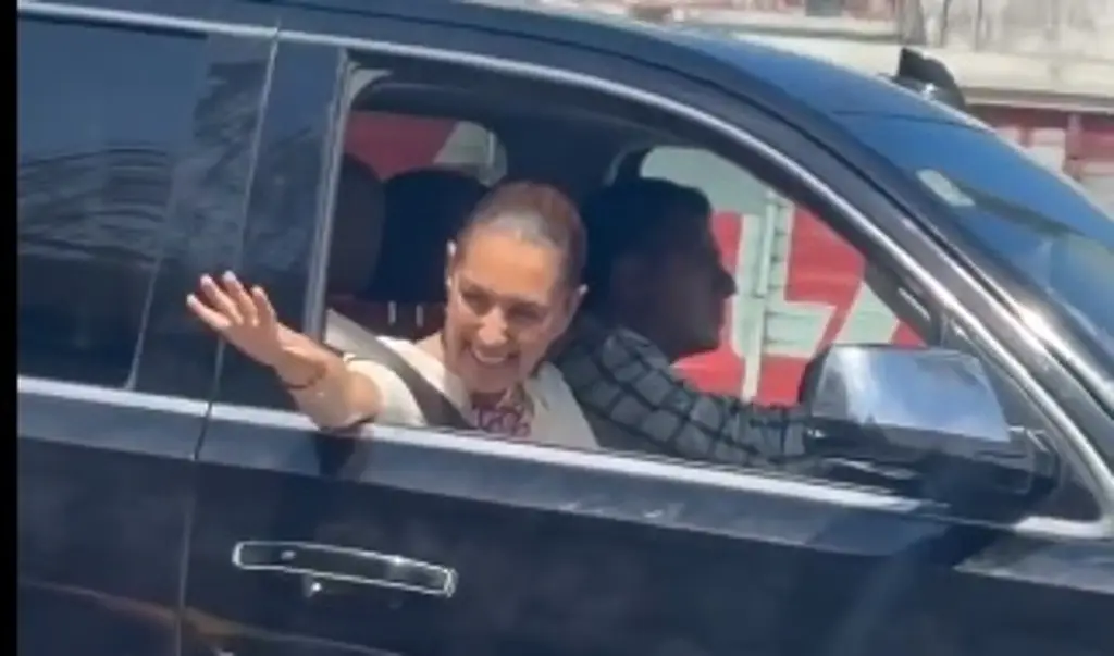 Imagen Claudia Sheinbaum es captada saludando a automovilistas en Veracruz 