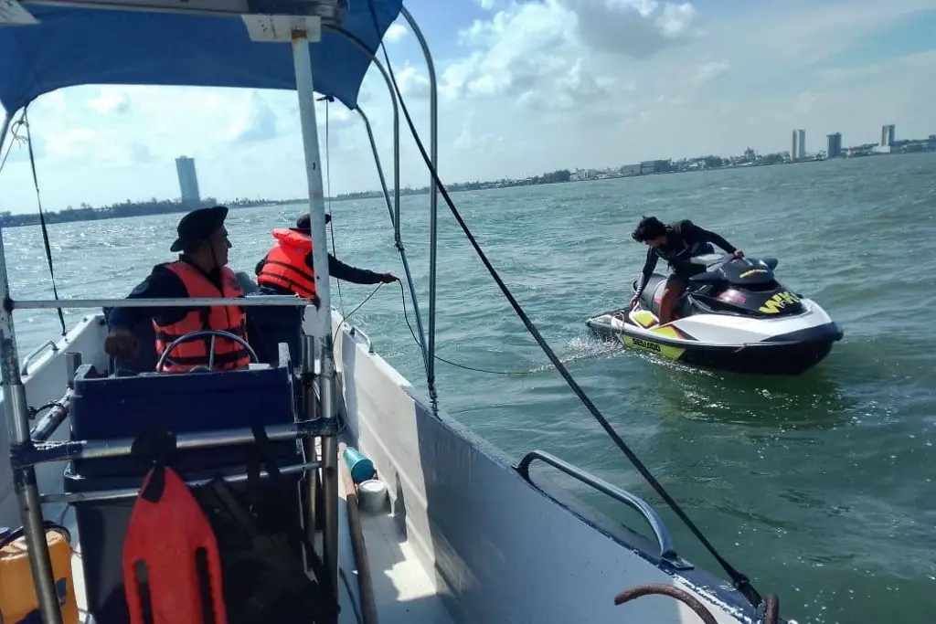 Imagen Rescatan a joven con su moto acuática en Boca del Río; esto ocurrió 