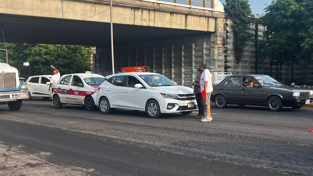 Imagen Choque en la Veracruz - Xalapa provoca caos vial 
