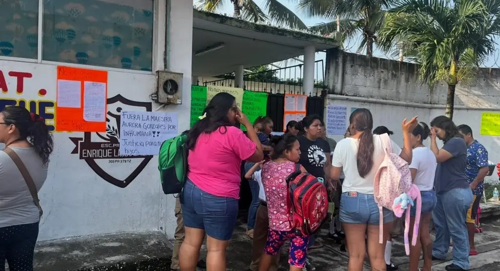 Imagen Padres de familia acusan a maestra de maltrato y toman instalaciones, esto responde la maestra