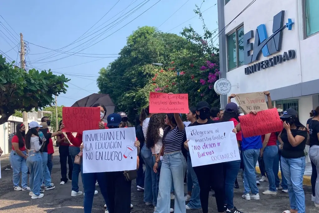 Imagen Se manifestaron estudiantes de universidad de aviación en Boca del Río; esto piden