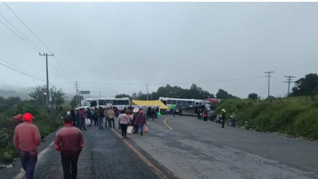 Imagen Continúa el cierre total de circulación en carretera de Veracruz; es por esta razón