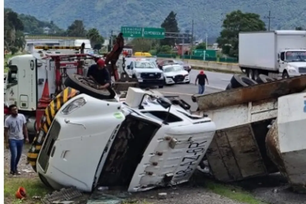 Imagen Se registra aparatoso accidente en autopista de Veracruz; hay 2 lesionados 