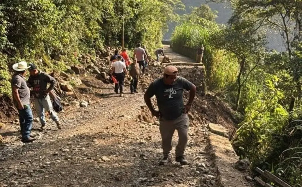 Imagen Derrumbe destruye camino al panteón en Zongolica, Veracruz ¿A qué se debió? 