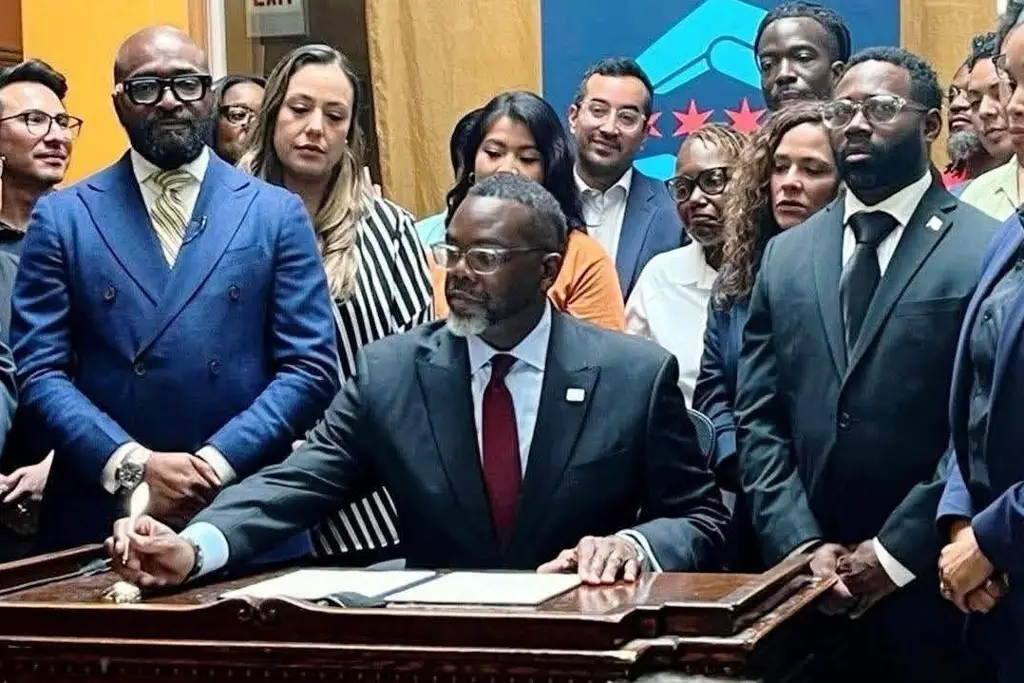 Imagen Alcalde de Chicago aboga por imputar a agentes federales que violen 'zonas libres' de ICE