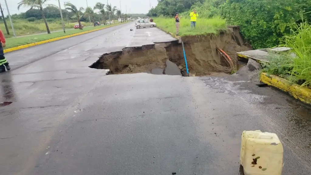 Imagen Lluvias dejan un mega socavón rumbo a Alvarado 