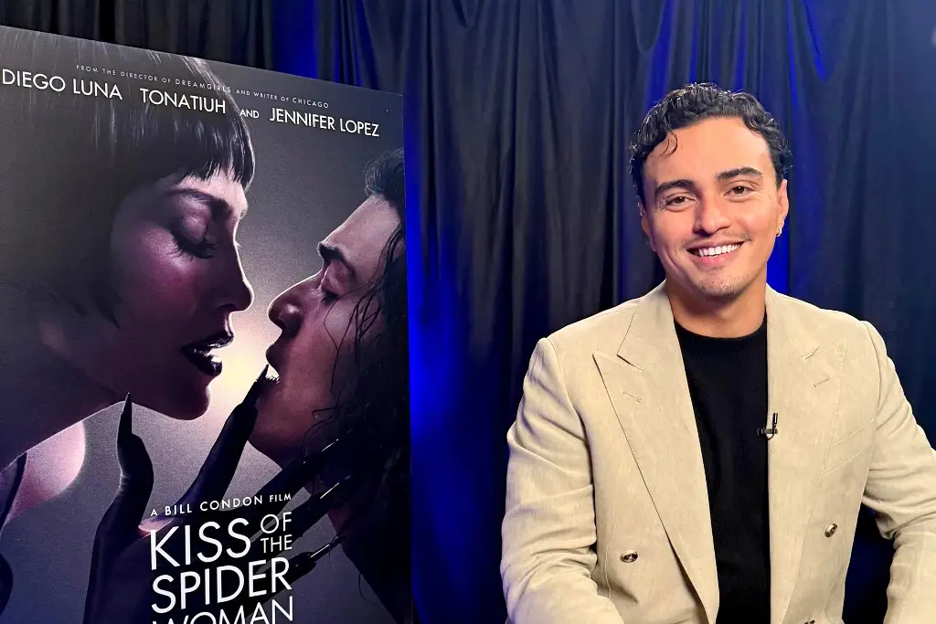 Imagen El actor Tonatiuh se transforma en 'El beso de la mujer araña' con J-Lo y Diego Luna