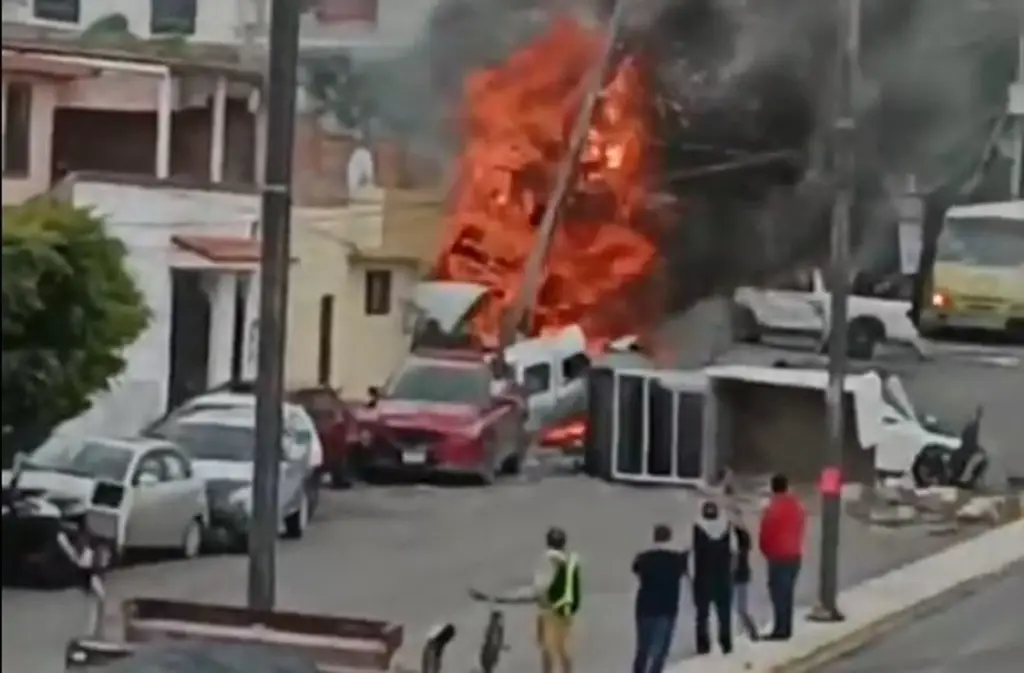 Imagen Se queda sin frenos, choca seis autos y se impacta contra casa (+Video)
