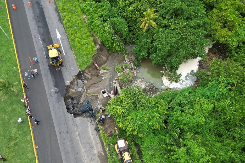 Imagen Así atienden mega socavón formado en zona de la Riviera Veracruzana 