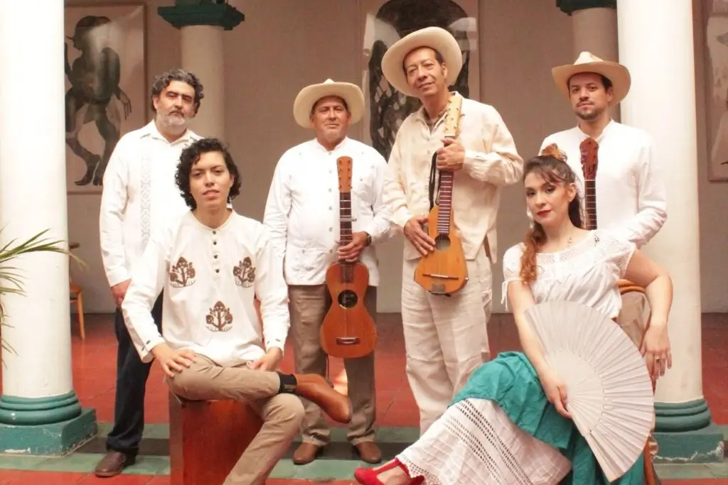 Imagen Varados más de 12 horas: músicos de Son de Madera denuncian fallas en autobús rumbo al Cervantino