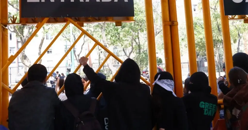 Imagen Encapuchados tomaron instalaciones de la UNAM