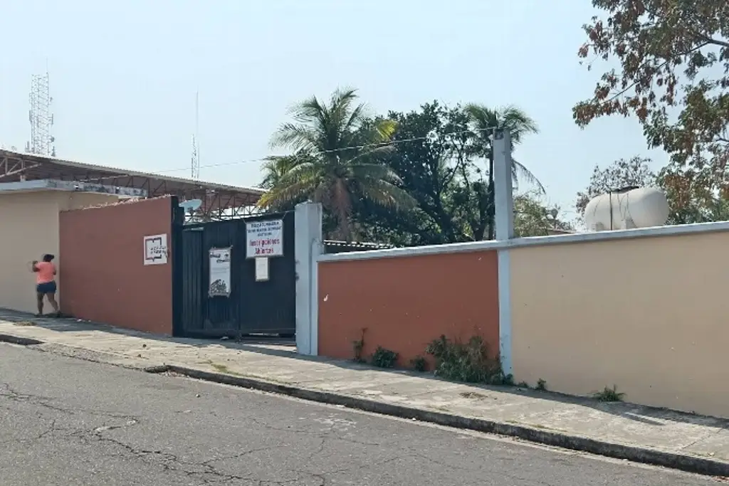 Imagen Toman clases en casa por falta de luz en Telesecundaria de Veracruz 