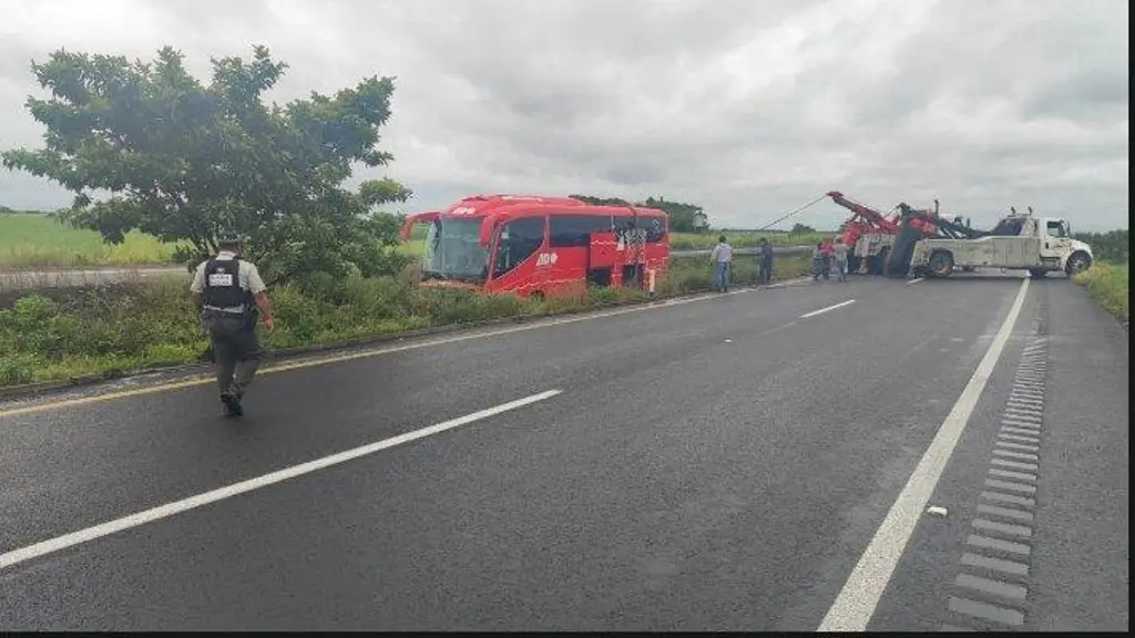 Imagen Autobús se sale del camino en carretera de Veracruz