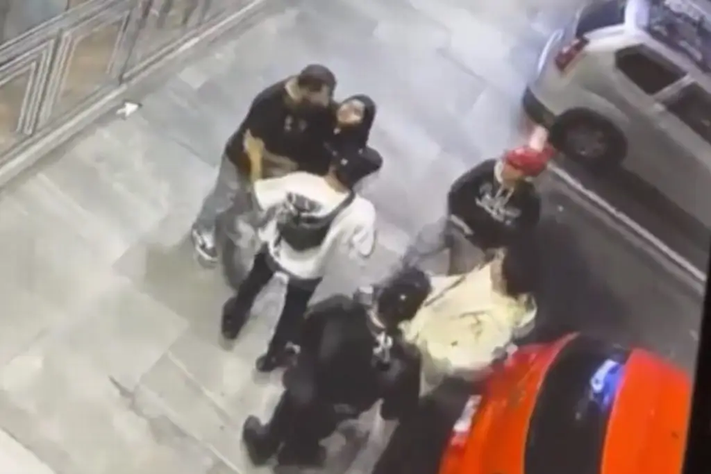 Imagen El estar embarazada no impidió que la golpearan por pedir esto (+Video)