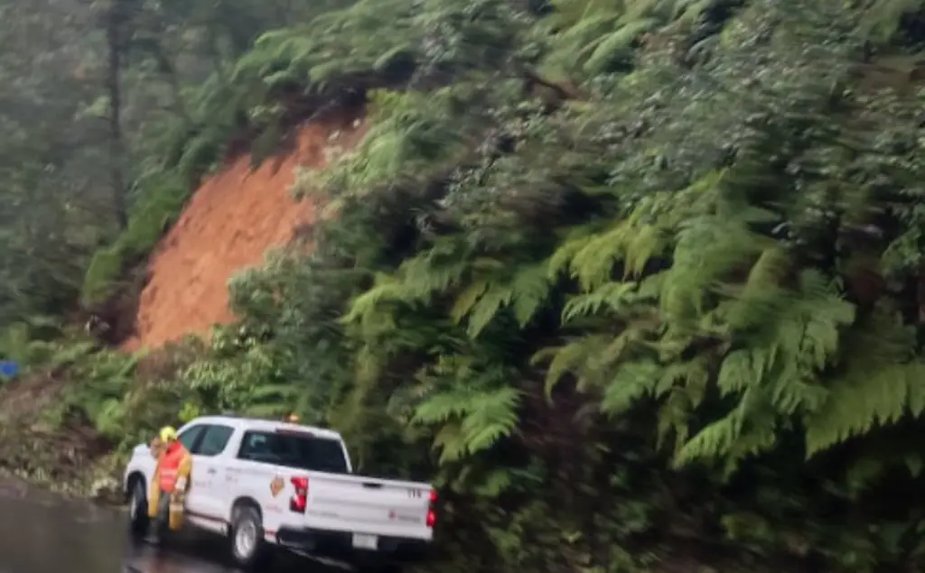 Imagen Reportan derrumbe en la Orizaba-Zongolica. ¿Ya hay paso? Precaución