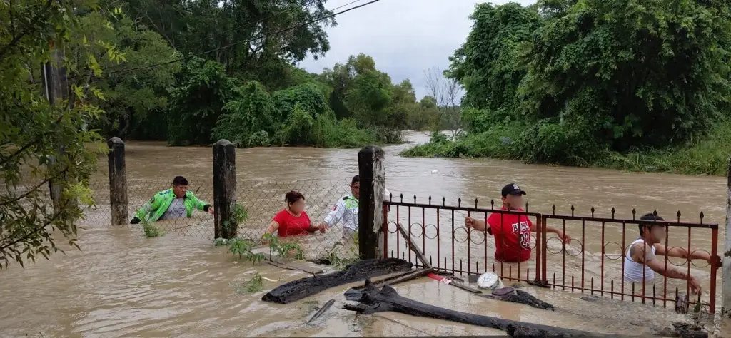 Imagen Evacúan a habitantes de Naranjos ante afectaciones por lluvias