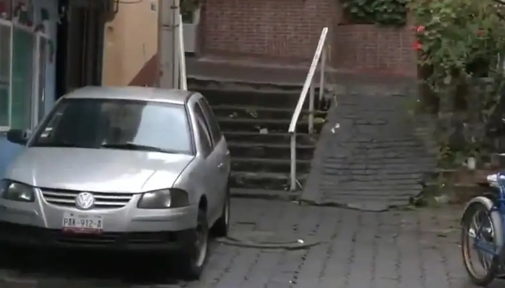 Imagen Le piden que quite su taxi de una entrada y en respuesta, los atropella (+Video)