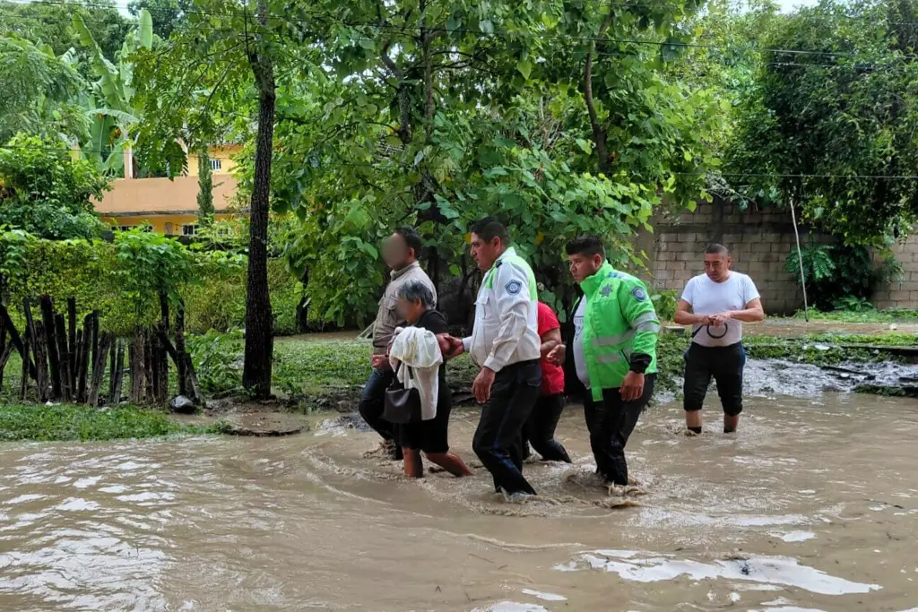 Imagen Rescatan a más de 20 personas por lluvias en el norte de Veracruz