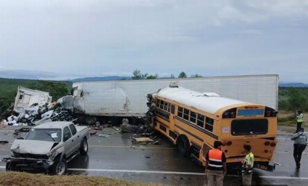 Imagen Al menos un muerto deja choque múltiple en carretera de Tamaulipas