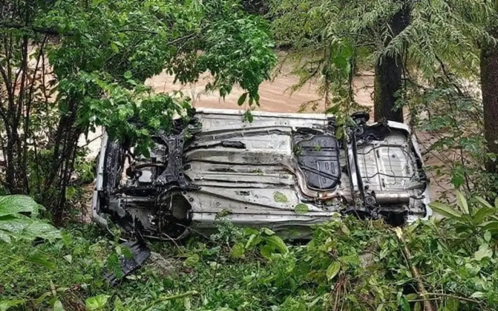 Imagen Roban y arrojan camioneta a la orilla de un río en autopista de Veracruz 
