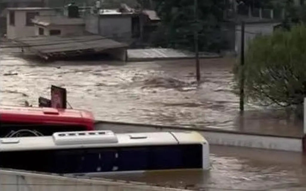 Imagen Suspenden corridas de autobuses desde y hacia el norte de Veracruz por lluvias 