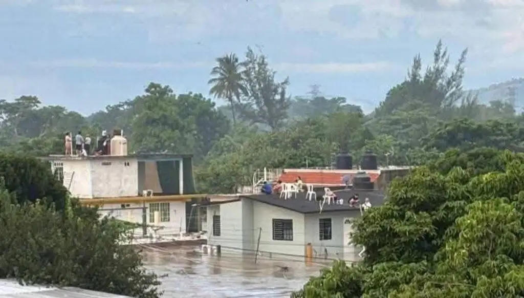 Imagen Inician rescates de personas atrapadas en azoteas por inundaciones en Poza Rica