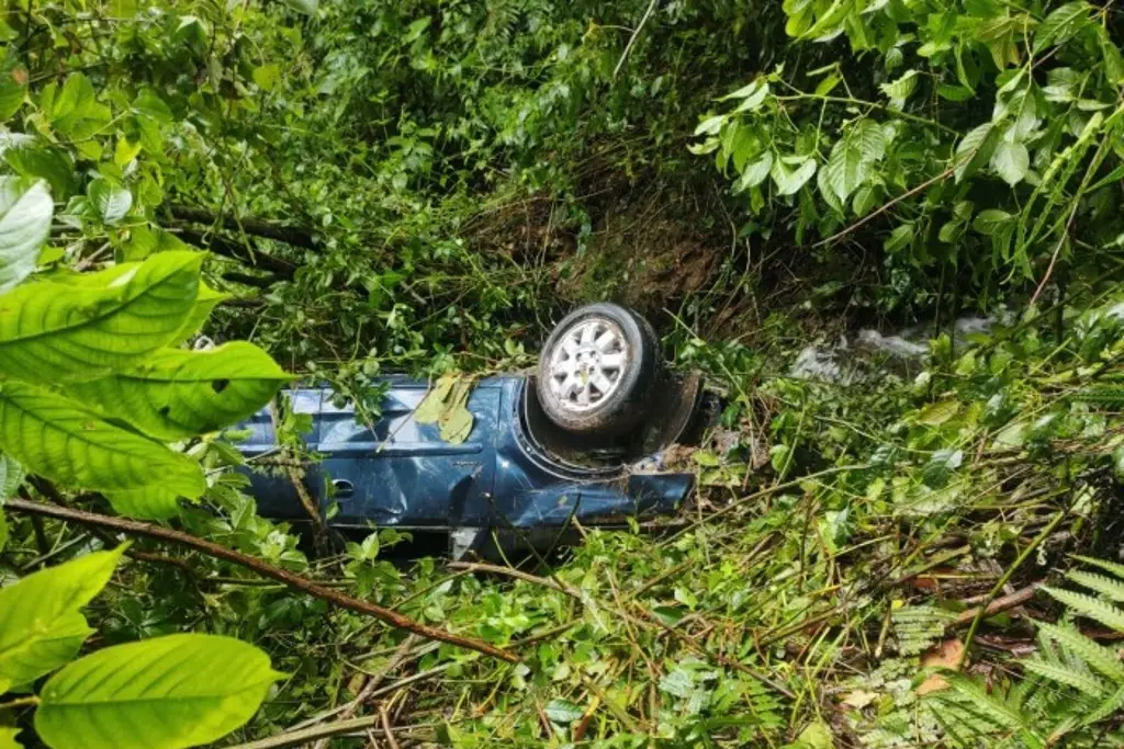 Imagen Médico muere al ser impactado por derrumbe en la carretera Orizaba–Zongolica
